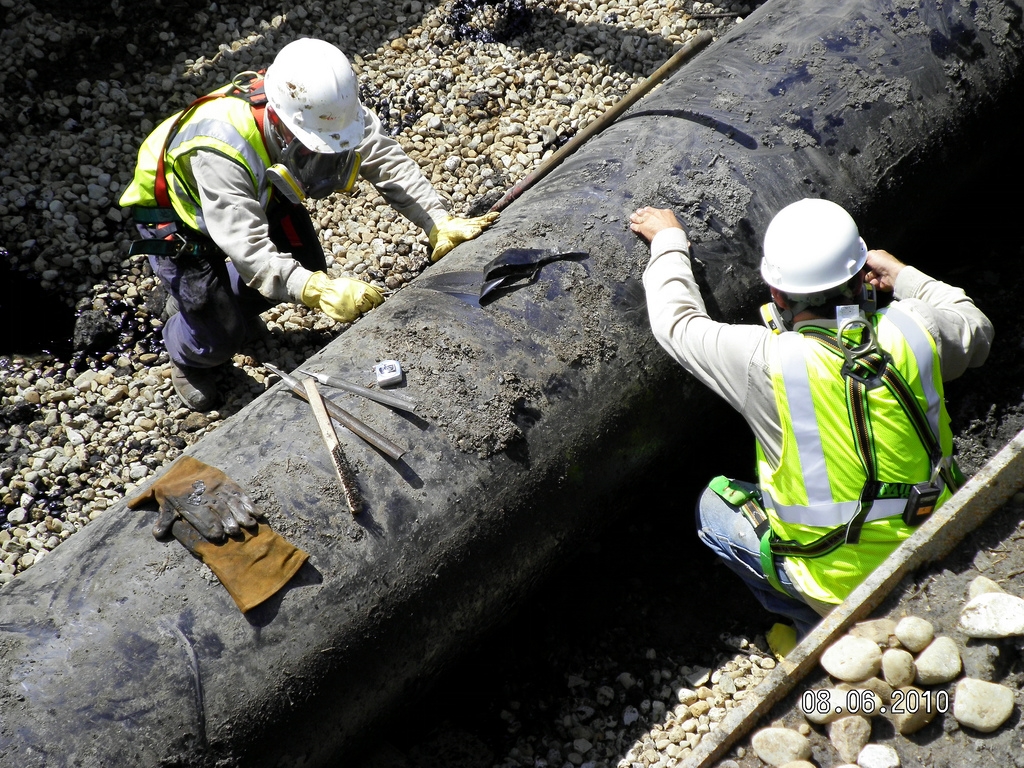 Building to bypass the Strait of Hormuz